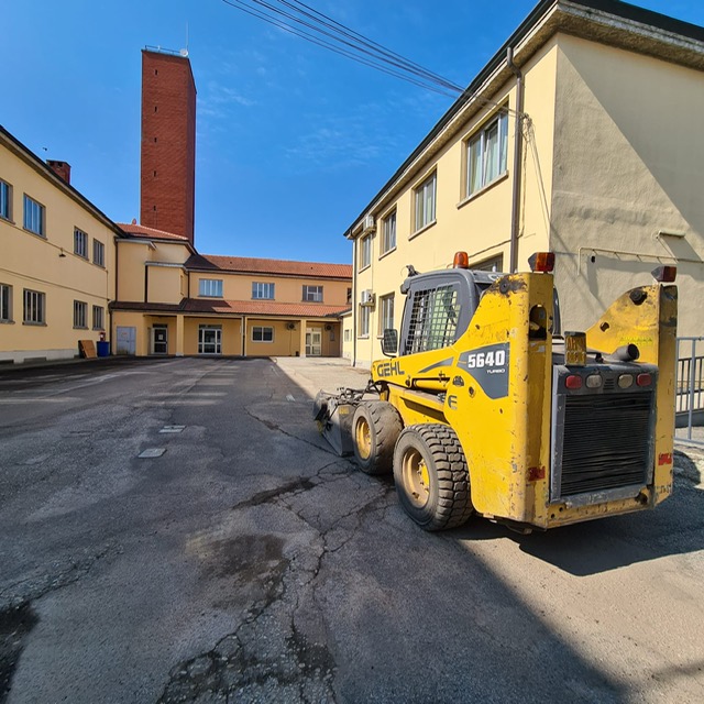 Iniziata e quasi conclusa l'asfaltatura dei cortili della scuola